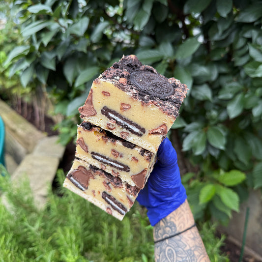 Oreo Cookie Crumble Blondie
